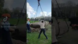ДЕВУШКА УПРАВЛЯЕТ ПРОЦЕССОМ УКЛАДКИ ОГРОМНЫХ ВАЛУНОВ