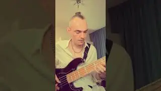 Fender American Elite Jazz Bass 5 нервно покуривает в сторонке 