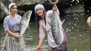 Village girls cooking by the river! Cooking Narrow-barred with fresh vegetables!