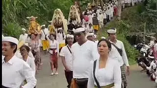 RATUSAN PELAWATAN BARONG DAN RANGDA DI PURA PUCAK PADANG DAWA.