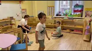 Монтессори-урок. Детский сад HAPPY BABY. Тема «Цветные цилиндры»