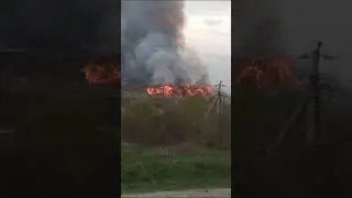 В Новосибирске второй день горит мусорный полигон. Местные мучаются от едкого запаха гари