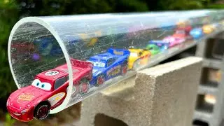 12 Disney Cars ☆ Cleanup Convoy & Splash Jumping Course