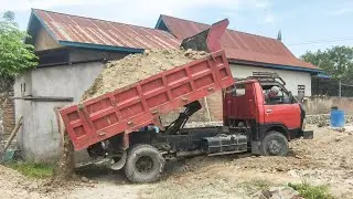 Dump Truk Jomplang Bongkar Muatan Tanah Timbunan Cadas Full Bak