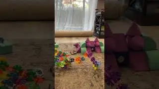 Данила собирает интересные фигуры/ магнитные блоки и кольца/ Daniel playing with magnet blocks
