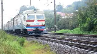 Электропоезд ЭР9м-388 никуда не спешит