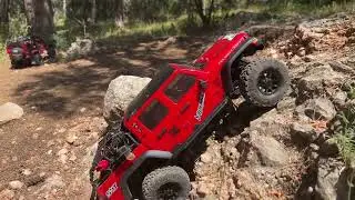 AXIAL SCX 10iii Gladiator vs Traxxas TRX 4 Defender - The big battle