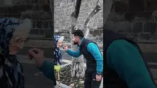Yaşlı teyze sırtında kocaman bebek gezdiriyor!!