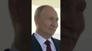 Путин при поднятие флагов и исполнении гимна России попросил женщину замолчать.