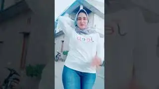 Tante jilbab ketat goyang tengah jalan