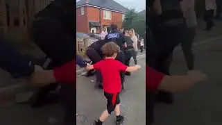 Brutal Police Intervention England Children are watching !!!