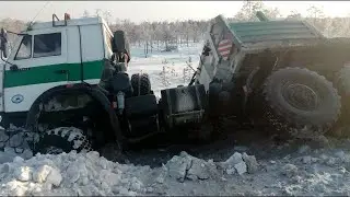 Мастерство и безбашенность водителей тяжелой техники на севере