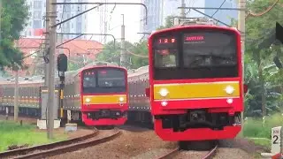Kumpulan Kereta Listrik KRL Commuter Line Jabodetabek di Perlintasan KA Pondok Cina DEPOK