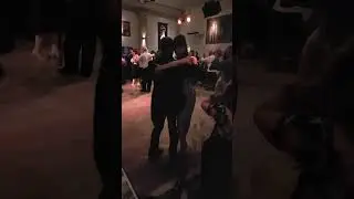 Mira, copia, aprende, practica pasos de tango en la pista, milonga Buenos Aires.