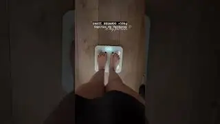 Pancha Sky, sus pies descalzos subiendo a la balanza
