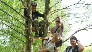 Наша *Малина* , медвежья берлога и шалаш из ...овна и палок) Сделали шалаш своими руками.