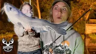 Bowfishing MONSTER Blue Catfish on the Chesapeake Bay