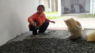 Mama montok selain dibuat konten sehari hari jadi tukang bangunan untuk memenuhi kebutuhan hidupnya