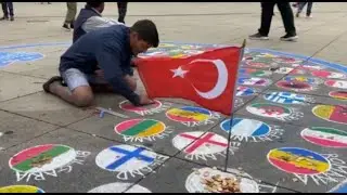 Almanyadaki sokak sanatçısı: Türkler, bayraklarını yere çizmemi istemiyor