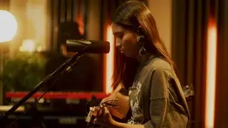 NIKI - Strange Land (Live) | Acoustic Sessions