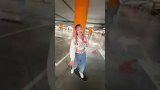 Маришка едет на скейте и поет ВЖИВУЮ 