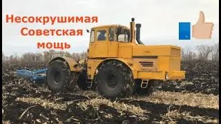 Вспашка поля трактором 