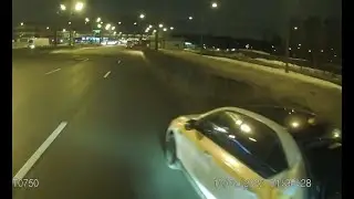 Попал в ДТП. Подбил глупого таксиста на МКАДЕ