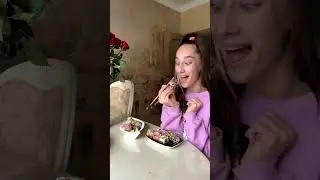 Заглядывает в рот?! 🤭 