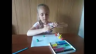 Яринка лепит яблоко-грушу из пластилина, простая лепка для самых маленьких детей  пошагово