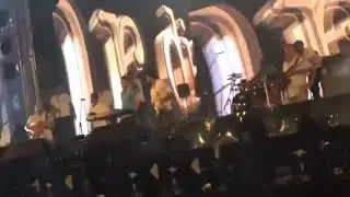 موقف انساني من عمرو دياب مع معجب حاول إلتقاط صوره معه
