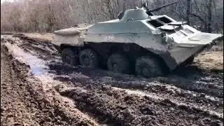 БТР едет по грязи