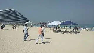 Pantai Dubai dengan latar Burj Al Arab