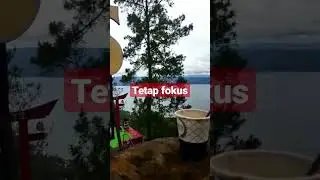 Melihat pemandangan danau toba dari puncak bukit sambil ngopi 