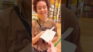 DESENHEI UMA PESSOA ALEATÓRIA NA LIVRARIA