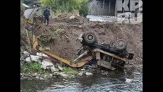 КАМАЗы вытягивают в гору