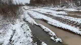 Девушка на МТЗ-52 ездит по маленьким лужам на тракторе