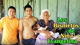 Conociendo a los bisnietos de niña Evangelina en la estación del tren de Quezaltepeque