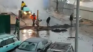 Укладка асфальта в дождь в Твери