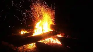 Feu de Camp Crépitant et Rivière pour se Détendre et Dormir | Campfire and River to Relax and Sleep