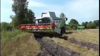 тяжелая техника застрянет в грязи, Сельскохозяйственная техника застрянет в грязи, трактор провалива