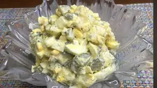 Салат с огурцами и яйцами .