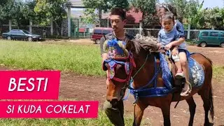 GIGI & ZOEY NAIK KUDA COKELAT