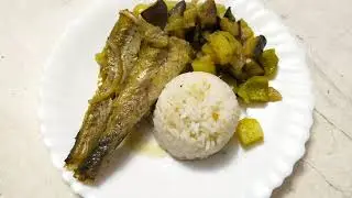 Минтай в духовке , с овощами и рисом .