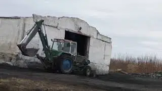 БУЛЬДОЗЕР ЗАГРЕЬАЕТ УГОЛЬ