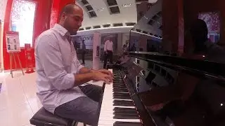 Amazing Pianist surprises people at a mall.