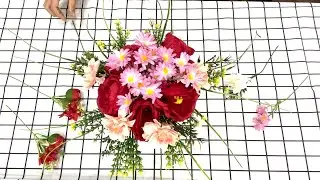 Share flower arrangements that combine large-sized roses and pink chrysanthemums as the main theme