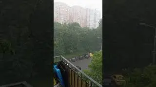 Москву смывает ливнем, а алкаши Всё дерутся и скандалят