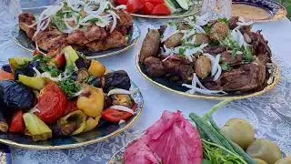 ШАШЛЫК ИЗ БАРАНИНЫ И КУРИНЫХ КРЫЛЬЕВ и КАРТОШКИ С ЖИРОМ ..ОВОЩИ НА УГЛЯХ НА ПРИРОДЕ
