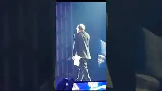 Григорий Лепс не выучил слова песни и запутался в листах. 