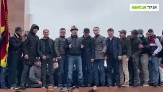 Садыр Жапаров выступает перед митингующими
